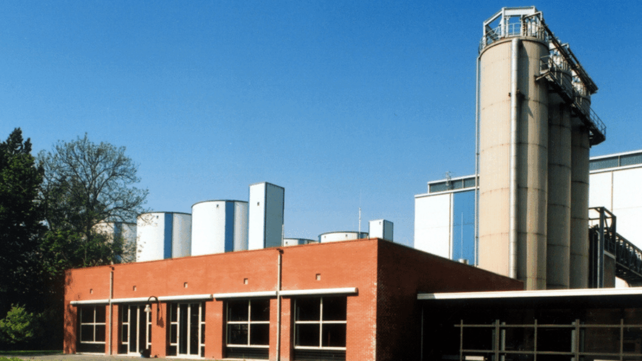 CIER Architecten Dinteloord bij Cosun Beet Company: nieuw kantoor, gerestaureerde directievilla en IRS-lab onder viaduct.