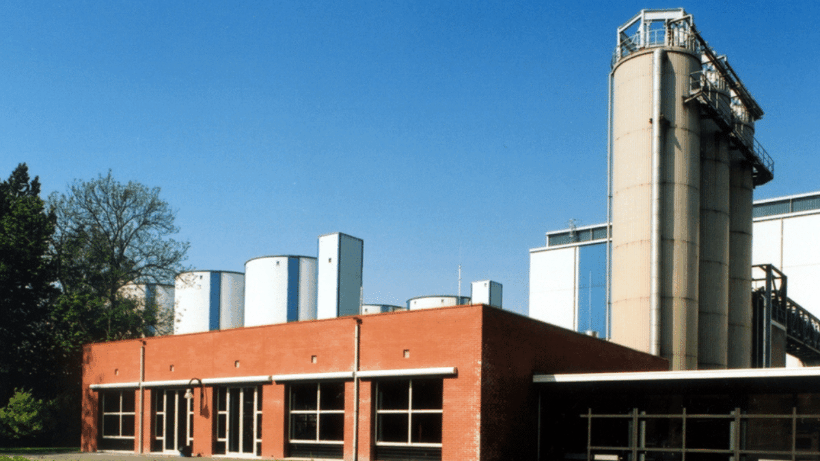 CIER Architecten Dinteloord bij Cosun Beet Company: nieuw kantoor, gerestaureerde directievilla en IRS-lab onder viaduct.