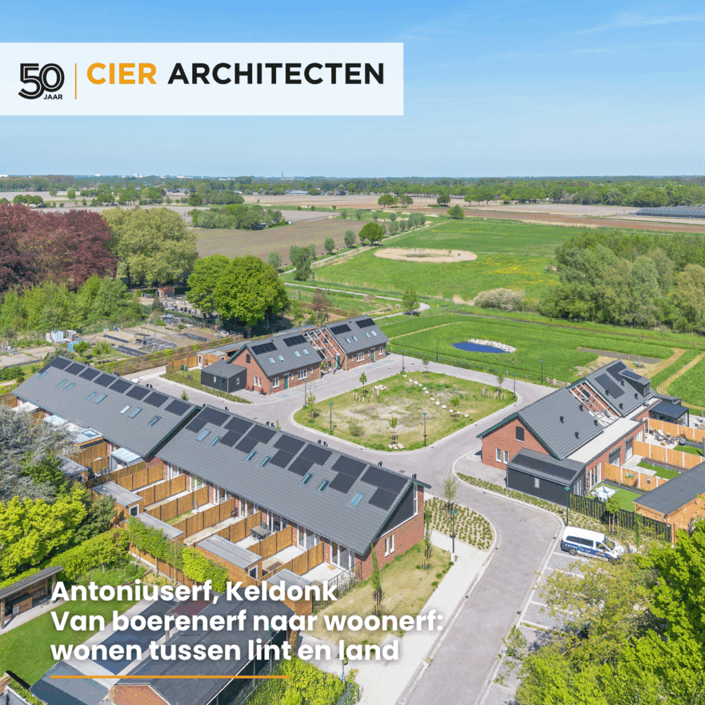 Woonblokken van Antoniuserf in Keldonk rond een groene ruimte met schuurarchitectuur.