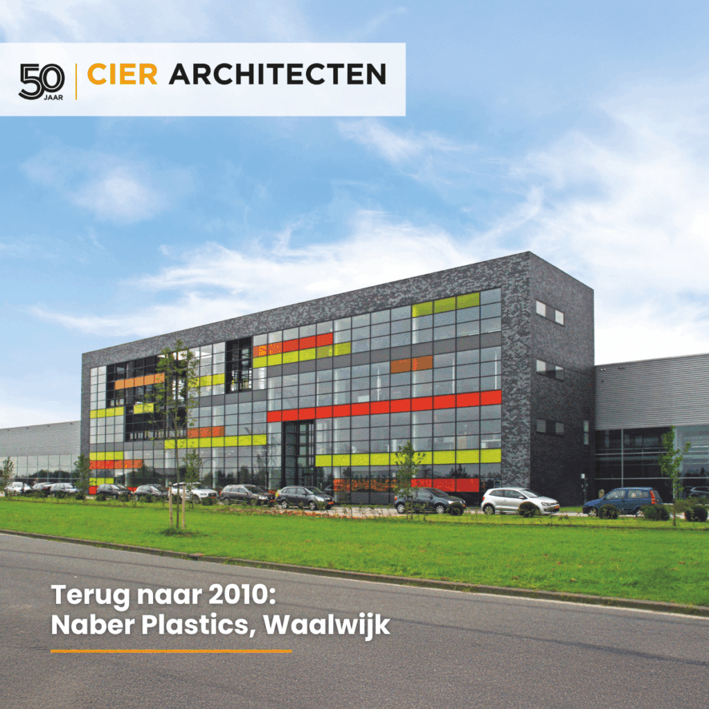 Gevel van Naber Plastics Waalwijk met grote glaswand die het productieproces en het compacte kantoor aan de voorkant toont.