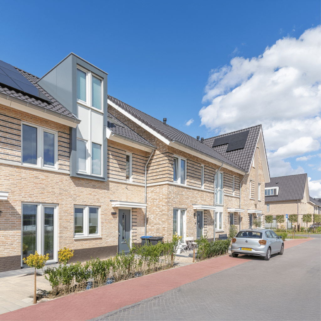 Woningen in Achter de Schans Werkendam met dorpse architectuur en gevarieerde gevels.